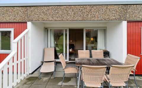 Markus - 300M from the Sea: Vegetationen, Busk, Forår, Sommerhus, Have, Skygge, Backyard, Gård, Stol