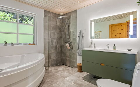 Iorund - 9Km from the Sea: Træ, Gulvbelægning, Bejdse, Cabinetry, Countertop, Køkken, Sanitærarmatur, Hårdttræ, Naturmateriale, Håndvask