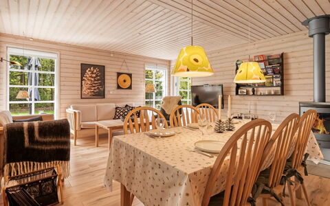 Iorund - 9Km from the Sea: Træ, Gulvbelægning, Bejdse, Cabinetry, Countertop, Køkken, Sanitærarmatur, Hårdttræ, Naturmateriale, Håndvask