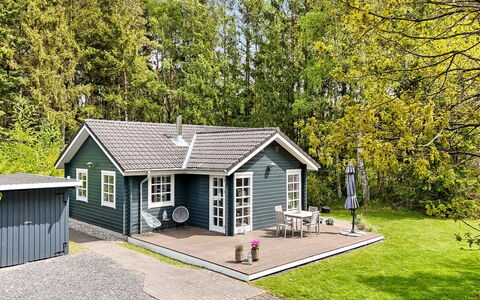 Iorund - 9Km from the Sea: Træ, Gulvbelægning, Bejdse, Cabinetry, Countertop, Køkken, Sanitærarmatur, Hårdttræ, Naturmateriale, Håndvask