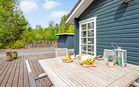 Iorund - 9Km from the Sea: Træ, Gulvbelægning, Bejdse, Cabinetry, Countertop, Køkken, Sanitærarmatur, Hårdttræ, Naturmateriale, Håndvask