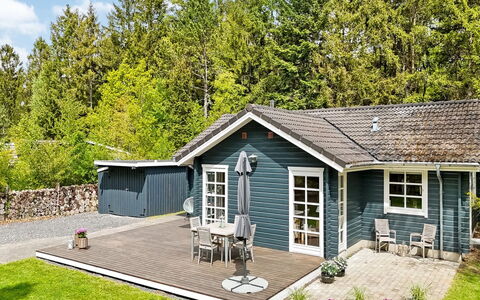 Iorund - 9Km from the Sea: Træ, Gulvbelægning, Bejdse, Cabinetry, Countertop, Køkken, Sanitærarmatur, Hårdttræ, Naturmateriale, Håndvask