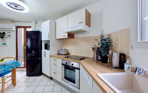Le Barcarès 972: Køkken Apparat, Køkken, Countertop, Større Bandage, Gulvbelægning, Indretning, Træ, Cabinetry, Møbel, Etage