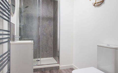 Harbour Nights Deluxe 7D: Gulvbelægning, Etage, Indretning, Sanitærarmatur, Loft, Værelse, Badeværelse, Vvs, Håndvask, Toilet