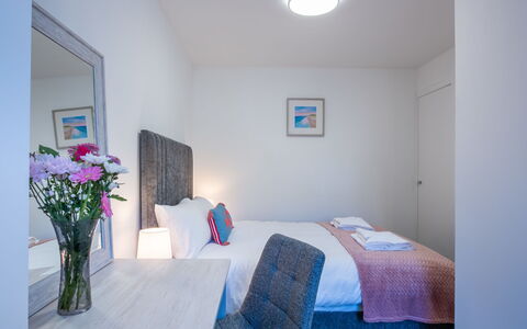 Harbour Nights Deluxe 7F: Indretning, Møbel, Soveværelse, Etage, Loft, Hjem, Seng, Lejlighed, Pude, Værelse