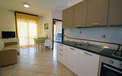 Trilocale della Rosa Seaside Abruzzo: Gulvbelægning, Indretning, Etage, Møbel, Countertop, Køkken, Værelse, Køkken & Spisebord, Loft, Stol