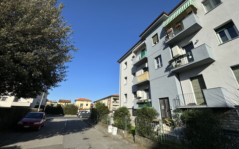 Sto Bene Qua: Bygning, Vindue, Boligområde, Vejbelægning, Kvarter, Stad, Lejlighed, Arkitektur, Hus, Hjem