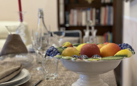 Sto Bene Qua: Bordservice, Serveware, Bord, Møbel, Tallerkner, Frugt, Mad, Plade, Dug, Drinkware