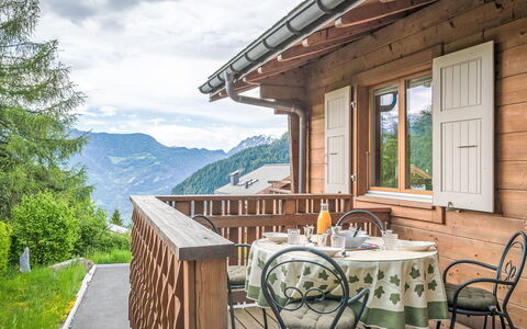 L'Eden: Træ, Møbel, Hjem, Stol, Sommerhus, Hårdttræ, Bjergkæde, Bejdse, Veranda, Eco Hotel