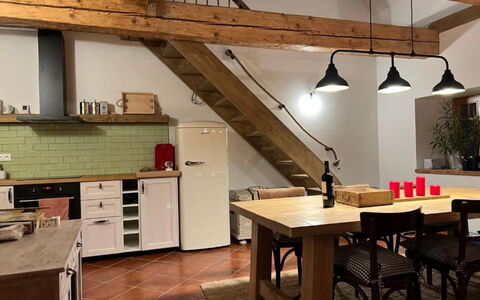 Vidochov: Møbel, Indretning, Gulvbelægning, Køkken, Etage, Træ, Loft, Lysarmatur, Countertop, Trægulve