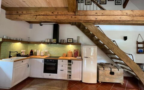 Vidochov: Møbel, Gulvbelægning, Indretning, Etage, Træ, Loft, Trægulve, Køkken, Værelse, Countertop