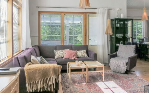Katinkulma 1: Møbel, Indretning, Gulvbelægning, Etage, Trægulve, Couch, Træ, Stue, Loft, Værelse