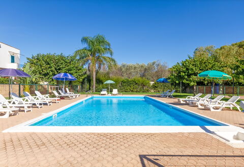 Beach Life Apartment In Boncore: Blå, Svømmepøl, Udvej, Eco Hotel, Skygge, Hotel, Landscaping, Hacienda, Thermae