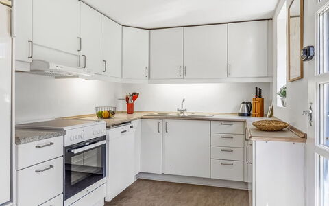 Ibbe - 3.5Km from the Sea: Køkken, Køkken Apparat, Countertop, Større Bandage, Gulvbelægning, Indretning, Cabinetry, Møbel, Håndvask, Etage
