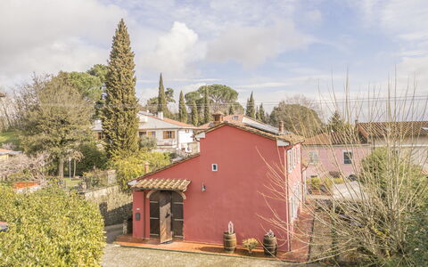 Casa Michela Casalguidi, Garden, Wifi: Træ, Væg, Hus, Busk, Hjem, Boligområde, Tag, Sommerhus, Land Lot