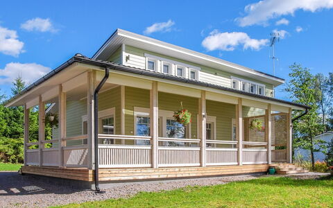 Villa Onnela: Træ, Veranda, Møbel, Hårdttræ, Dæk, Trægulve, Bejdse, Planke, Udendørs Møbler, Bjergkæde