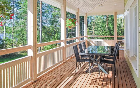 Villa Onnela: Træ, Veranda, Møbel, Hårdttræ, Dæk, Trægulve, Bejdse, Planke, Udendørs Møbler, Bjergkæde