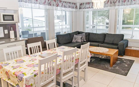 Villa Onnela: Træ, Veranda, Møbel, Hårdttræ, Dæk, Trægulve, Bejdse, Planke, Udendørs Møbler, Bjergkæde