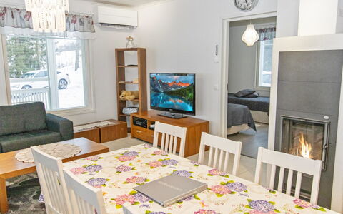 Villa Onnela: Træ, Veranda, Møbel, Hårdttræ, Dæk, Trægulve, Bejdse, Planke, Udendørs Møbler, Bjergkæde