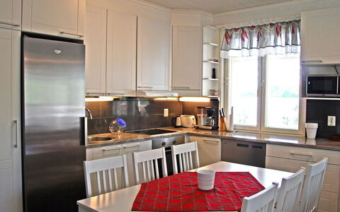 Villa Onnela: Køkken, Møbel, Træ, Køkken Apparat, Gulvbelægning, Countertop, Større Bandage, Indretning, Cabinetry, Etage