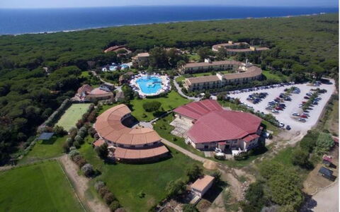 Nature & Country Resort Near The sea: Svømmepøl, Udvej, Fugleperspektiv, Ferieby, Luftfotografering, Hotel, Thermae, Badeby, Ferie