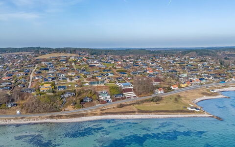 Stavros - 100M from the Sea: Boligområde, Busk, Hus, Hjem, Have, Estate, Skygge, Landscaping, Lawn