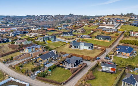Stavros - 100M from the Sea: Boligområde, Busk, Hus, Hjem, Have, Estate, Skygge, Landscaping, Lawn