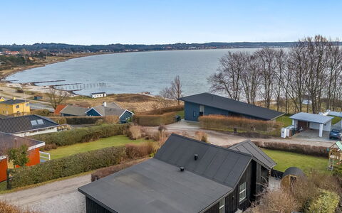 Stavros - 100M from the Sea: Boligområde, Busk, Hus, Hjem, Have, Estate, Skygge, Landscaping, Lawn