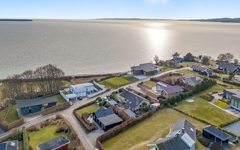 Stavros - 100M from the Sea: Boligområde, Busk, Hus, Hjem, Have, Estate, Skygge, Landscaping, Lawn