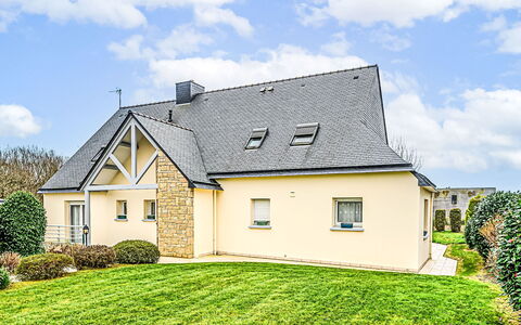Guidel 606: Hjem, Tag, Hus, Boligområde, Sommerhus, Estate, Stuehus, Sidespor, Lawn, Landscaping