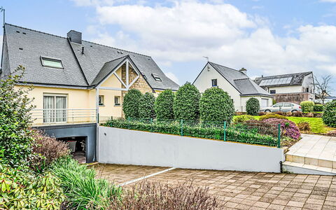 Guidel 606: Boligområde, Busk, Hjem, Hus, Have, Tag, Landscaping, Estate, Bunddække, Indkørsel