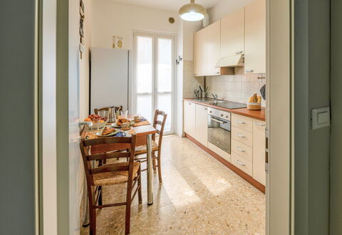 Lory House: Gulvbelægning, Etage, Indretning, Træ, Loft, Møbel, Countertop, Værelse, Belysning, Køkken