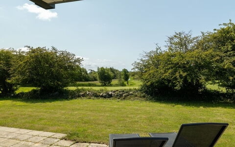 Erlinda - 600M from the Sea: Græs, Busk, Have, Land Lot, Lawn, Skygge, Landscaping, Backyard