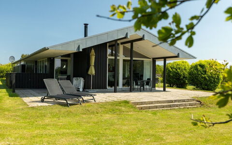 Erlinda - 600M from the Sea: Estate, Skygge, Indkørsel, Stuehus