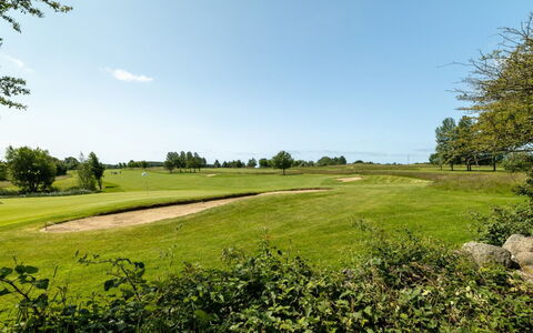 Erlinda - 600M from the Sea: Estate, Skygge, Indkørsel, Stuehus