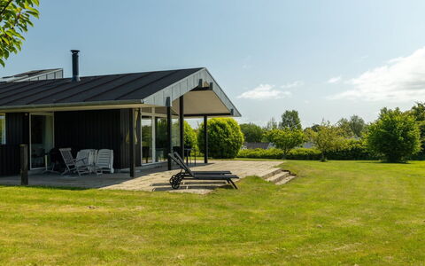 Erlinda - 600M from the Sea: Estate, Skygge, Indkørsel, Stuehus