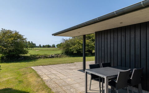 Erlinda - 600M from the Sea: Estate, Skygge, Indkørsel, Stuehus