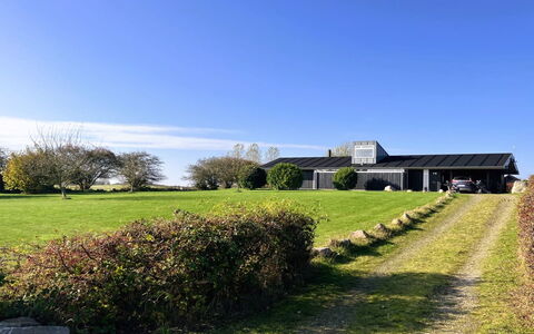 Erlinda - 600M from the Sea: Estate, Skygge, Indkørsel, Stuehus