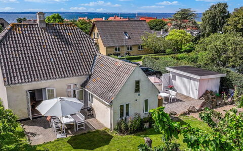 Karoliina - 125M from the Sea: Tag, Hus, Hjem, Sommerhus, Sidespor, Estate, Indkørsel, Garden Bygninger, Gård, Skur
