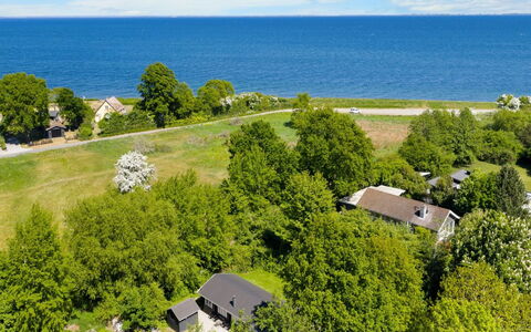 Doris - 150M from the Sea: Tag, Hus, Hjem, Sommerhus, Sidespor, Estate, Indkørsel, Garden Bygninger, Gård, Skur