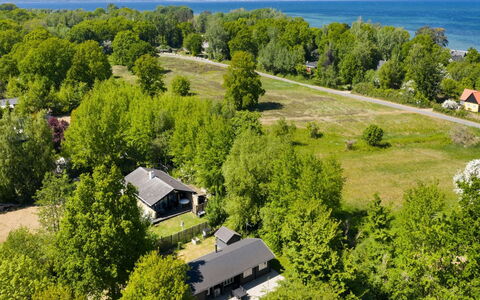 Doris - 150M from the Sea: Tag, Hus, Hjem, Sommerhus, Sidespor, Estate, Indkørsel, Garden Bygninger, Gård, Skur