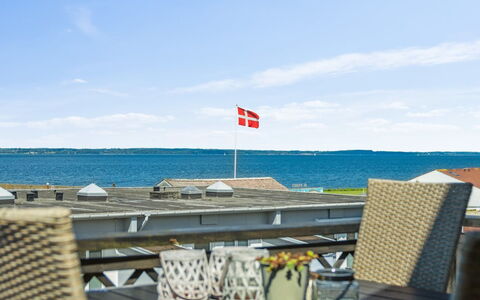 Mari - 150M from the Sea: Hav, Udvej, Kyst, Ocean, Udendørs Møbler, Skygge, Kyst, Udendørs Bord, Badeby, Strand