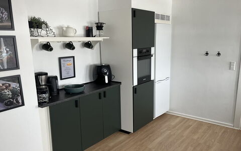Mari - 150M from the Sea: Møbel, Udendørs Møbler, Bordservice, Bord, Drinkware, Stol, Udendørs Bord, Mad, Flaske