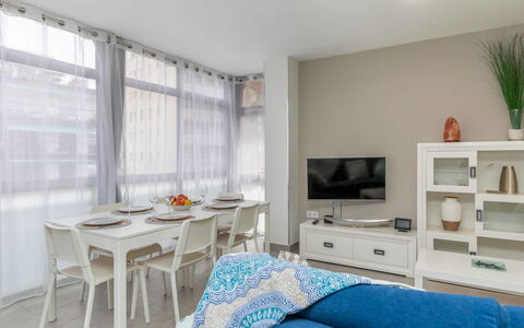 Costa Brava: Blå, Stol, Udendørs Møbler, Design, Skygge, Udendørs Bord, Eco Hotel, Gårdhave, Stueplante, Dagslys