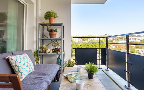 Résidence Liliak: Blå, Stol, Udendørs Møbler, Design, Skygge, Udendørs Bord, Eco Hotel, Gårdhave, Stueplante, Dagslys