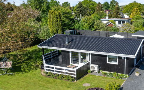 Bjart - 150M from the Sea: Indretning, Loft, Lejlighed, Gulvbelægning, Møbel, Etage, Værelse, Belysning, Hjem, Couch