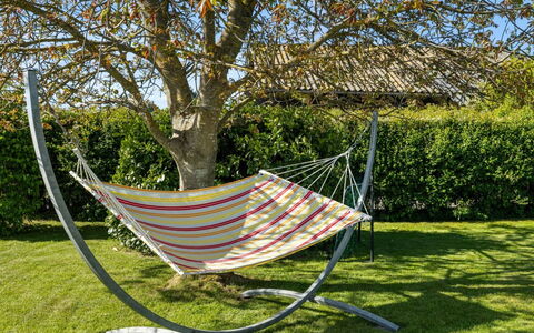 Bjart - 150M from the Sea: Indretning, Loft, Lejlighed, Gulvbelægning, Møbel, Etage, Værelse, Belysning, Hjem, Couch