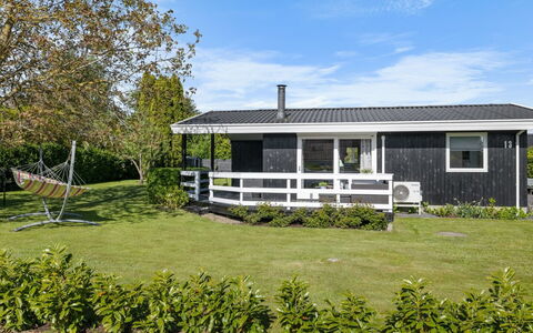 Bjart - 150M from the Sea: Indretning, Loft, Lejlighed, Gulvbelægning, Møbel, Etage, Værelse, Belysning, Hjem, Couch