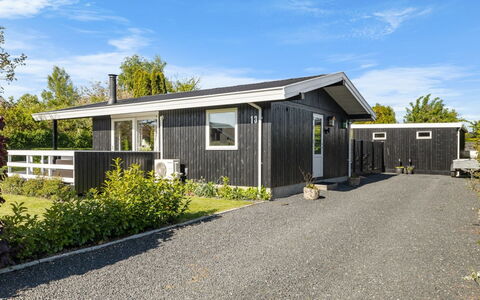 Bjart - 150M from the Sea: Indretning, Loft, Lejlighed, Gulvbelægning, Møbel, Etage, Værelse, Belysning, Hjem, Couch