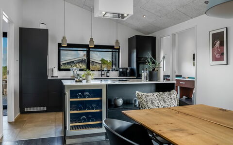 Eriksine - 750M from the Sea: Møbel, Køkken, Indretning, Countertop, Gulvbelægning, Køkken Apparat, Loft, Husholdningsapparat, Lysarmatur, Cabinetry